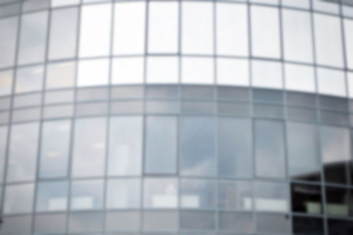 玻璃與金屬作為建筑材料的優(yōu)缺點(diǎn)對比